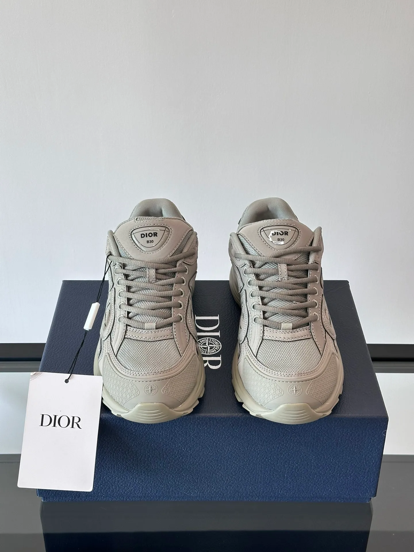 p400《Dio*》Dior B30 series sports shoes, multi-color mesh fabric and multi-color technical fabrics, this season's new B30 low-top sports shoes are one of the flagship styles of the series. Crafted from multicolor mesh and technical fabrics, it's finished with a reflective "CD30" graphic and silver-toned "DIOR B30" and "CD30" logos on the heel and tongue. An extra-light, sculpted rubber sole with signature accents adds style, while internal stretch details create ideal comfort. It can be matched with various casual styles to show a fashionable and modern sports style. Size: 38-44 (45-46 customized)